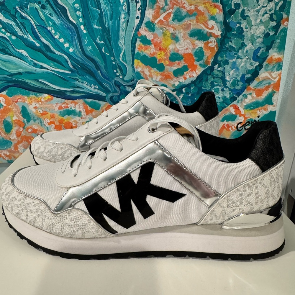 MICHAEL KORS "MADDY" TWO-TONE LOGO TRAINER SNEAKERS, SIZE 10-New without box